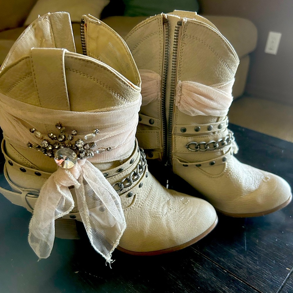 Size 6.5 Not Rated half boot